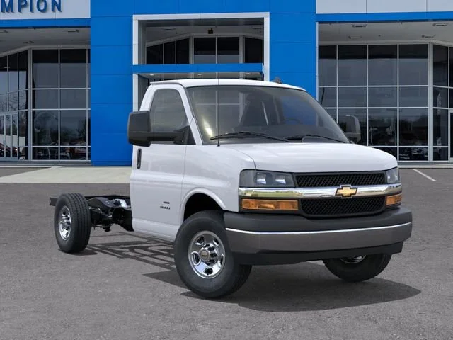 New 2026 Summit White Chevrolet 1WT image 7