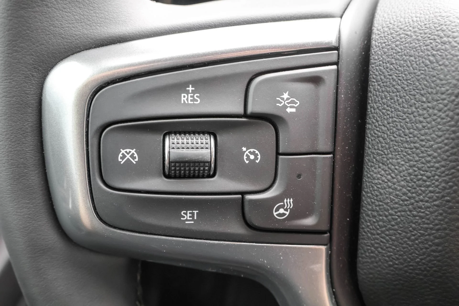 New 2025 Summit White Chevrolet LT (2FL) image 27
