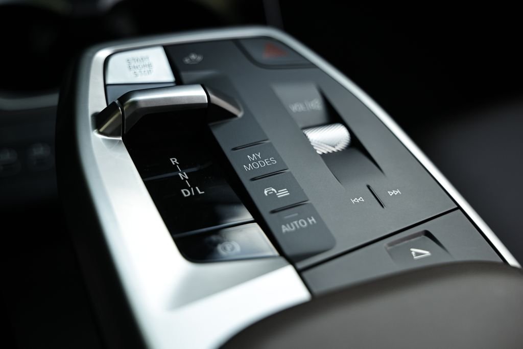 Used 2025 Space Silver Metallic BMW xDrive28i image 38