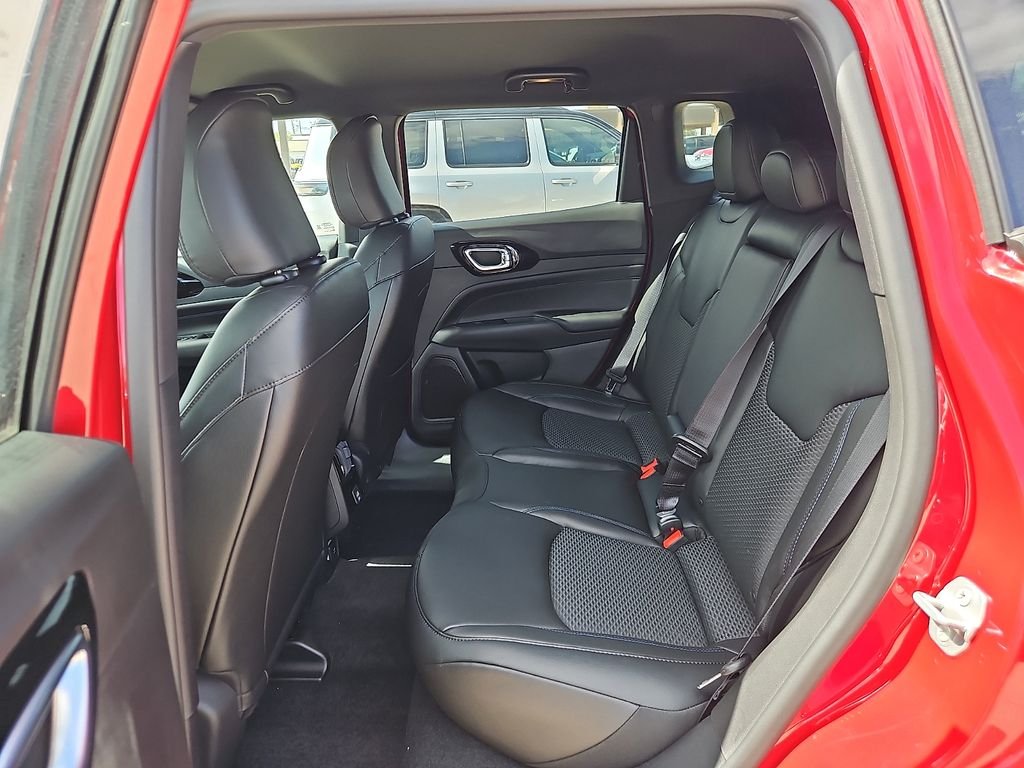 New 2026 Red Hot Pearl-Coat Exterior Paint Jeep Latitude image 11