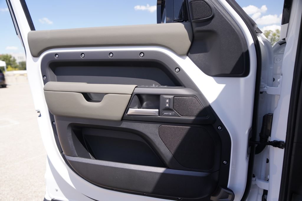 New 2026 Fuji White Land Rover S image 17