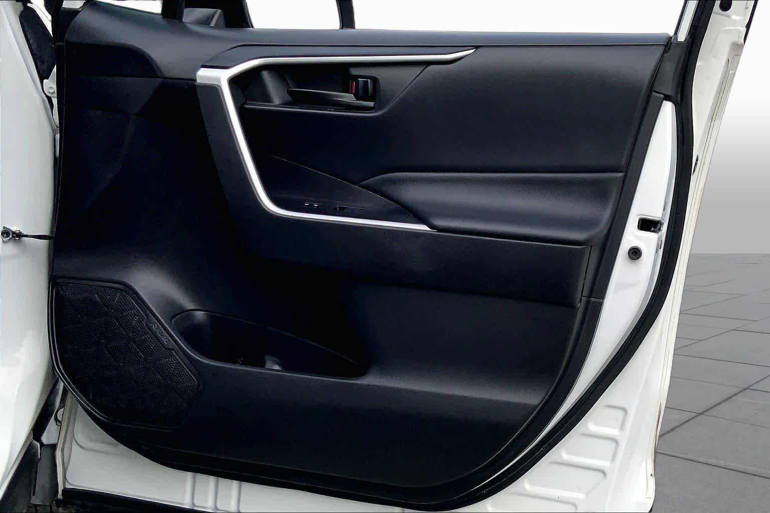 Used 2022 White Toyota LE image 22