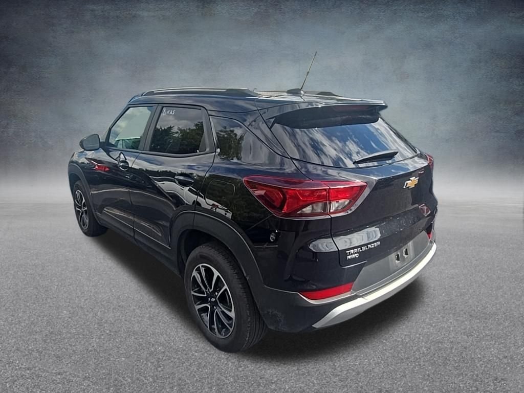 Used 2025 Black Metallic Chevrolet LT image 5