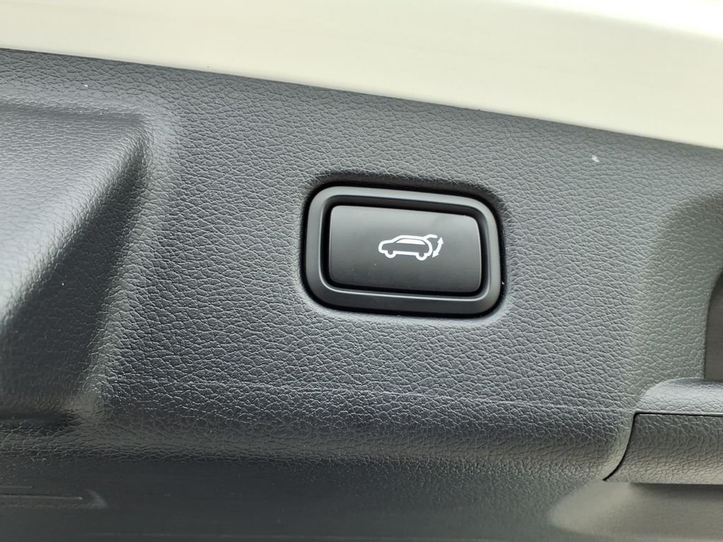 Used 2025 White Hyundai Calligraphy image 10