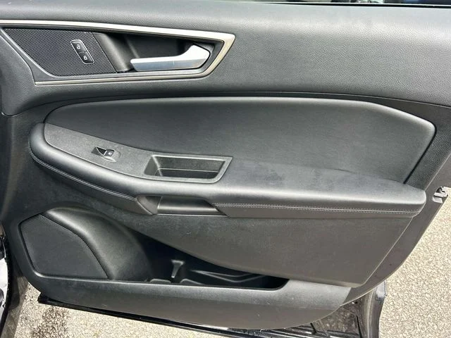 Used 2022 Black Ford SEL image 24