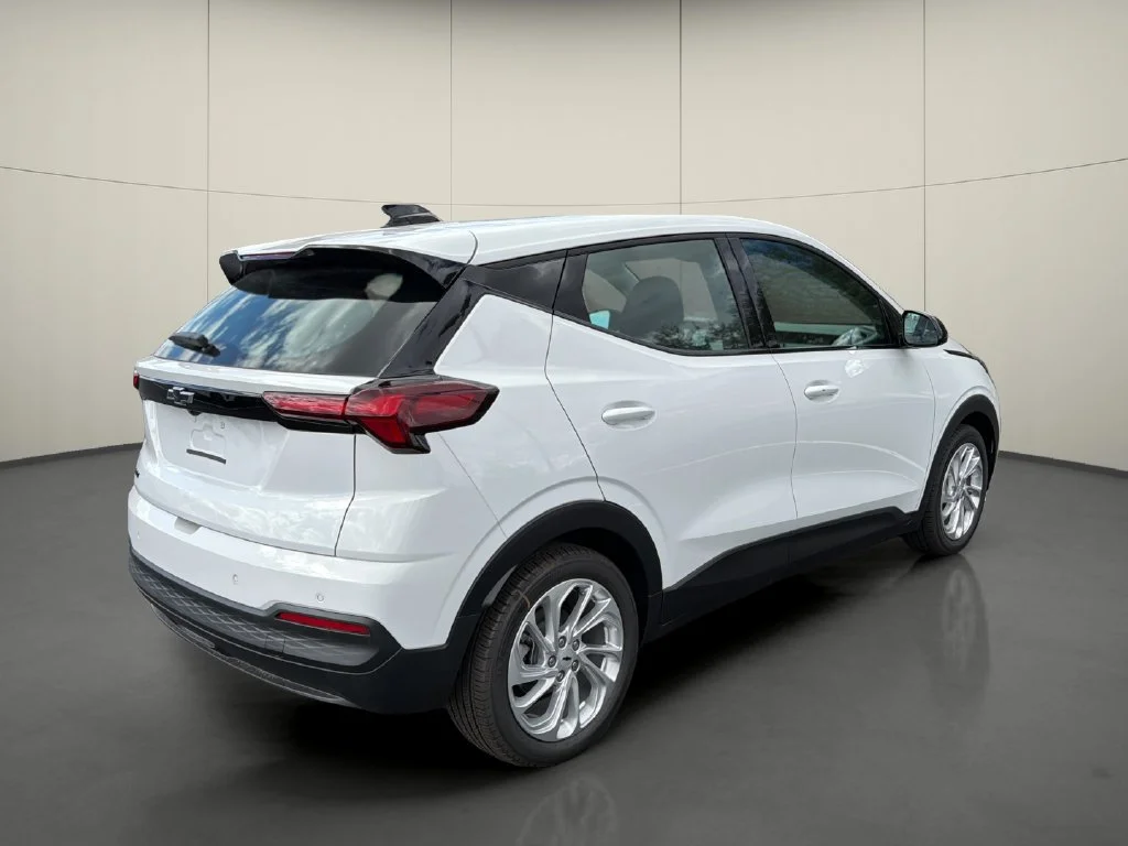 New 2027 Summit White Chevrolet LT image 7