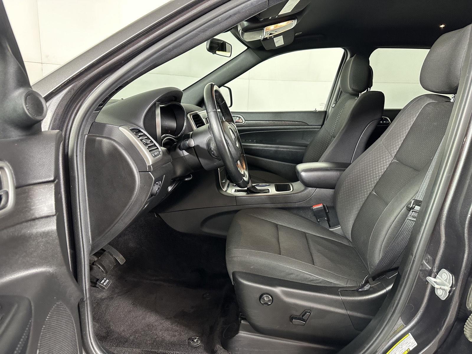 Used 2018 Granite Crystal Metallic Clearcoat Jeep Laredo E image 24