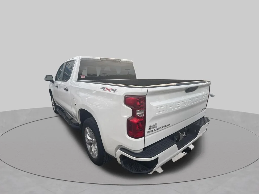 Used 2022 White Chevrolet Custom image 6