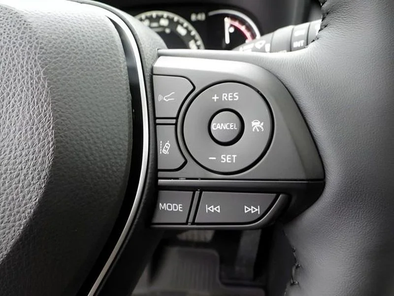 Used 2025 Wind Chill Pearl Toyota XLE Premium image 14