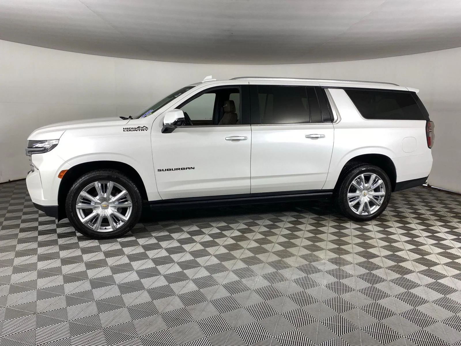 Used 2023 IRIDESCENT PEARL TRICOAT Chevrolet High Country image 4