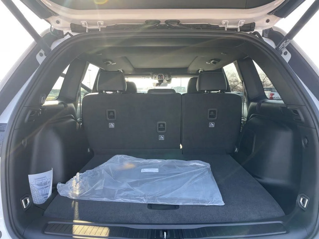 New 2026 Bright White Clear-Coat Exterior Paint Jeep Limited image 29