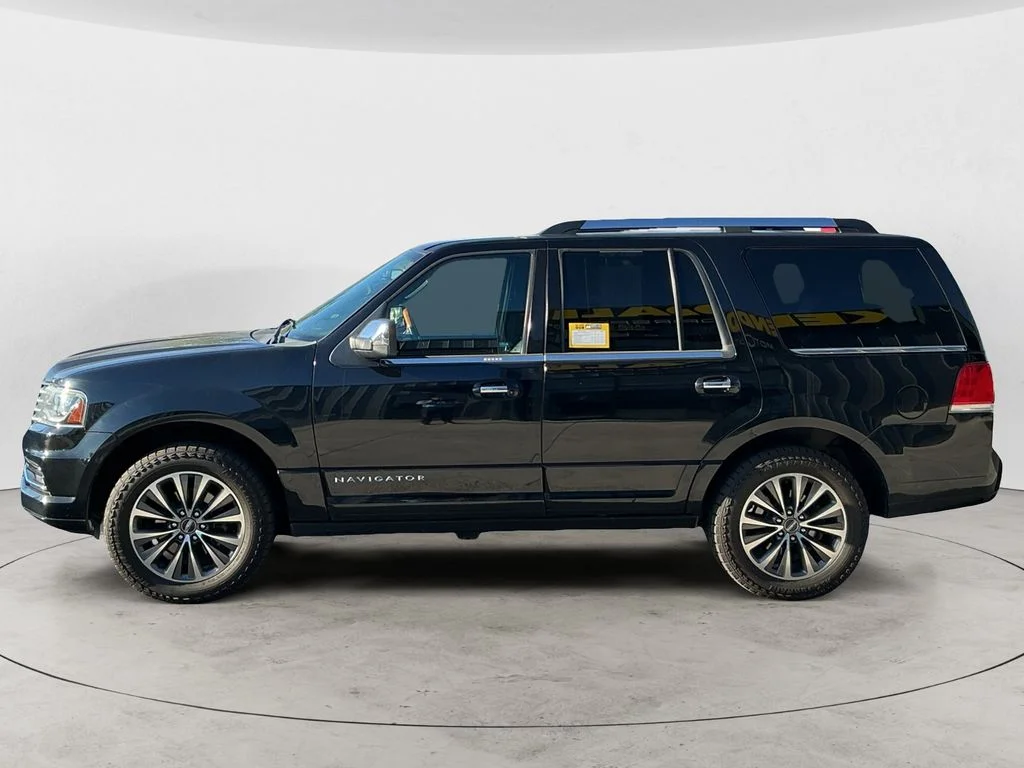 Used 2016 Black Lincoln Select image 4