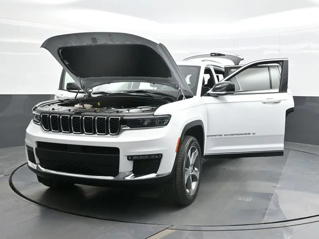 Used 2025 White Jeep Limited image 30