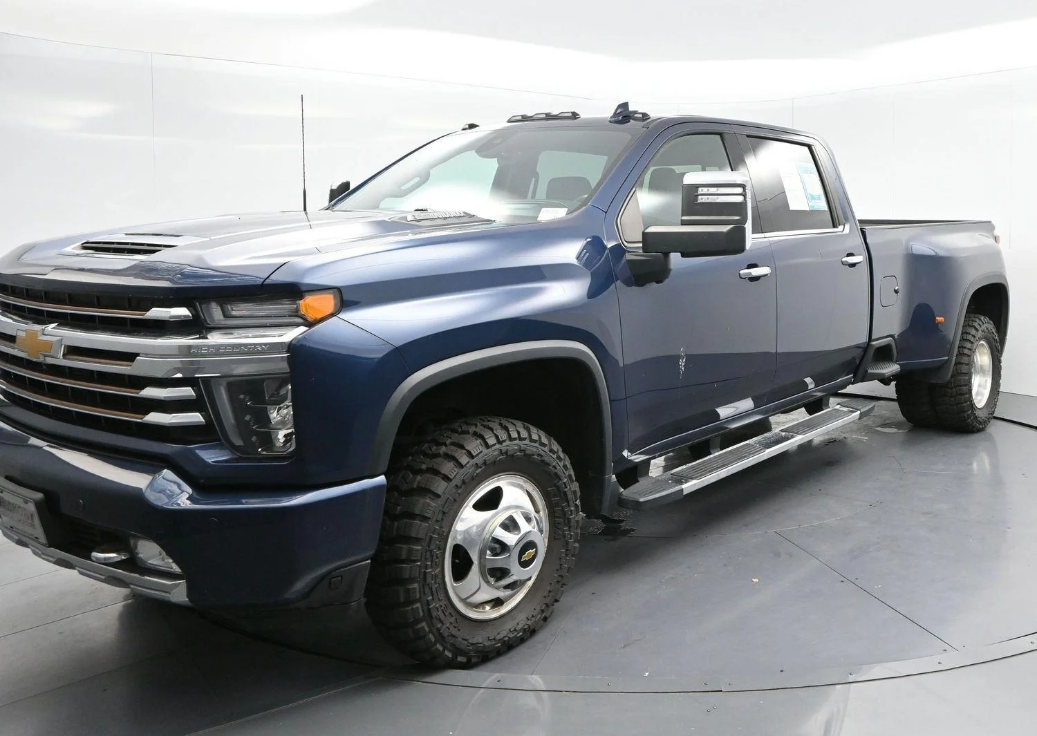 Used 2023 Northsky Blue Metallic Chevrolet High Country image 3