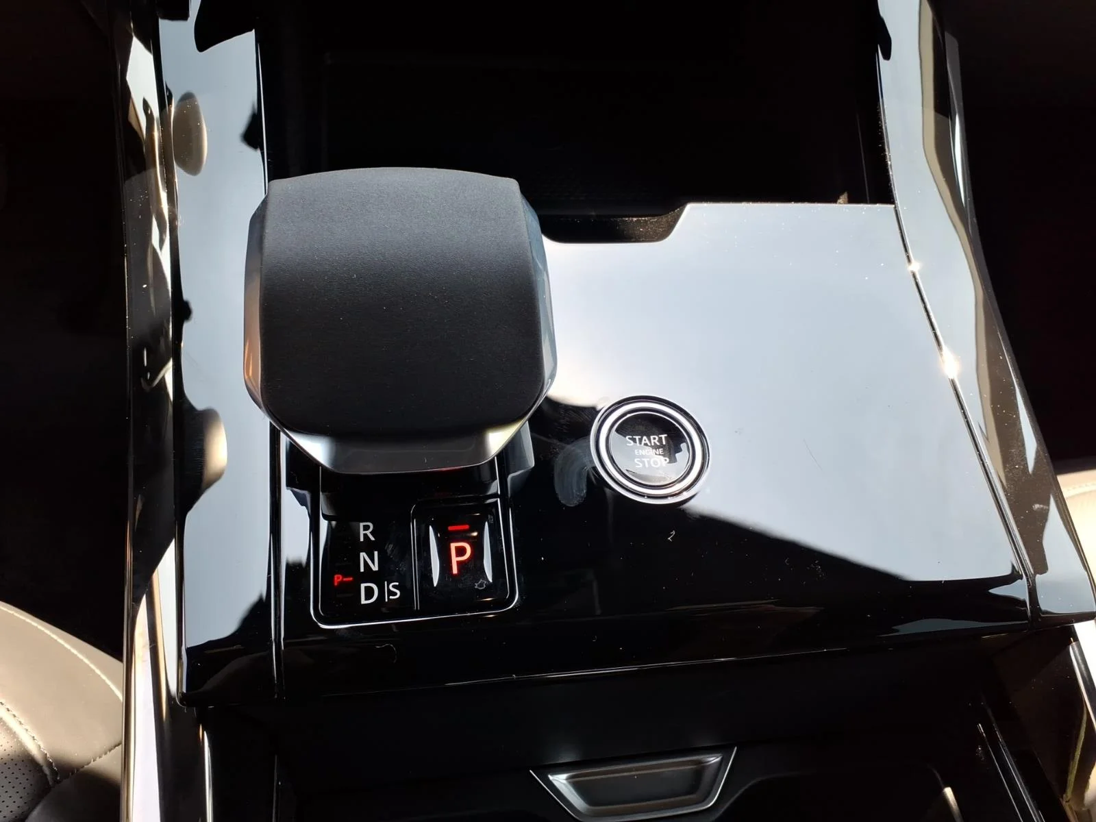 New 2026 Santorini Black Land Rover SE image 13