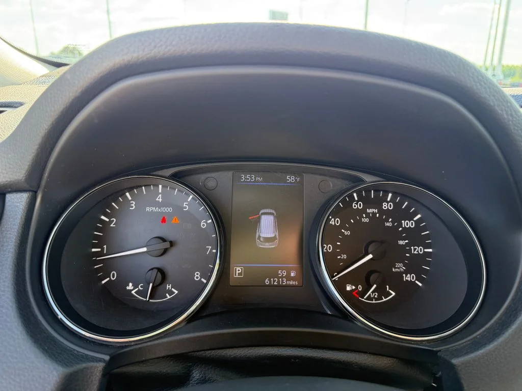 Used 2019 White Nissan S image 17