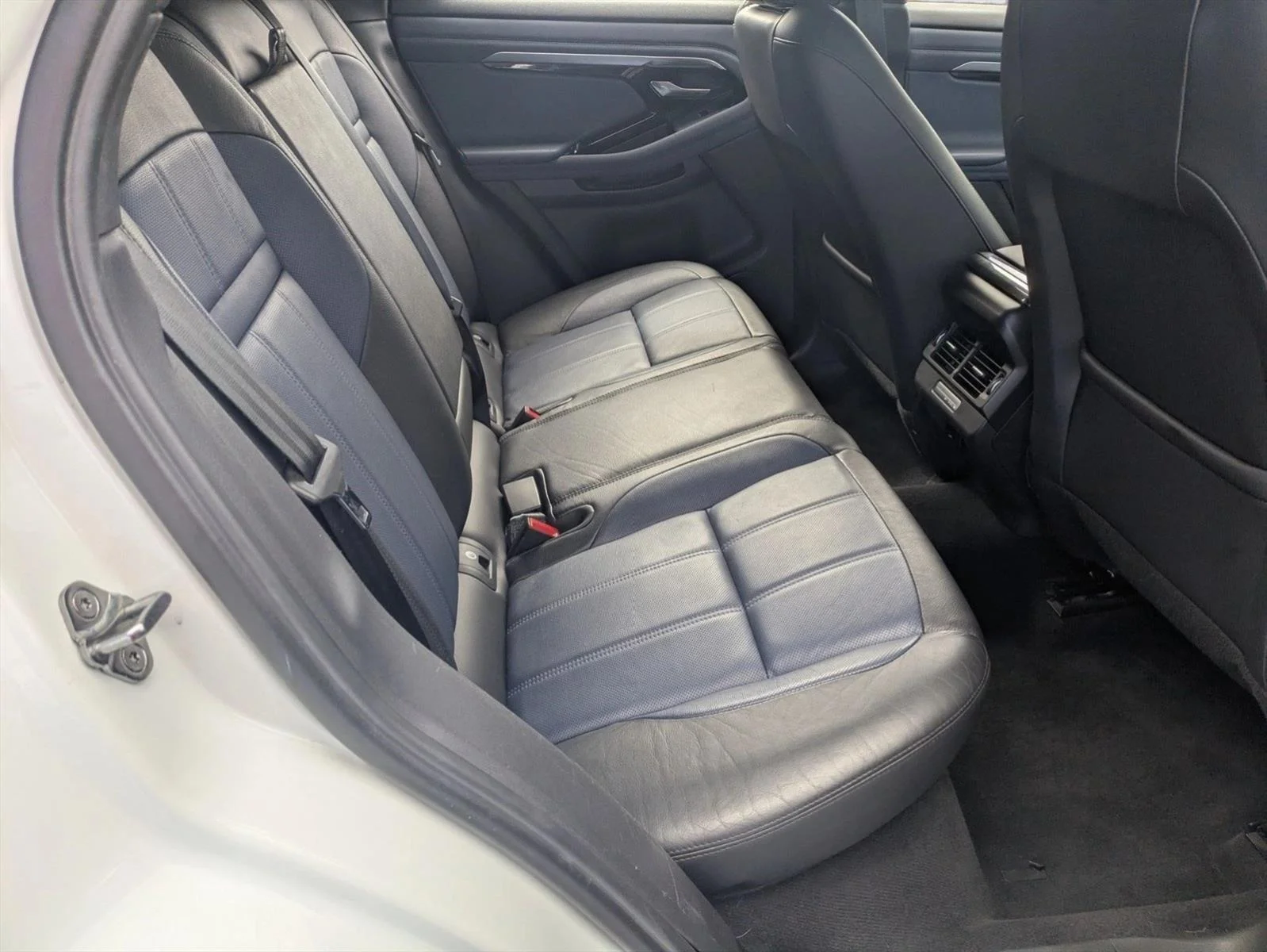 Used 2021 Yulong White Metallic Land Rover R-Dynamic S image 19