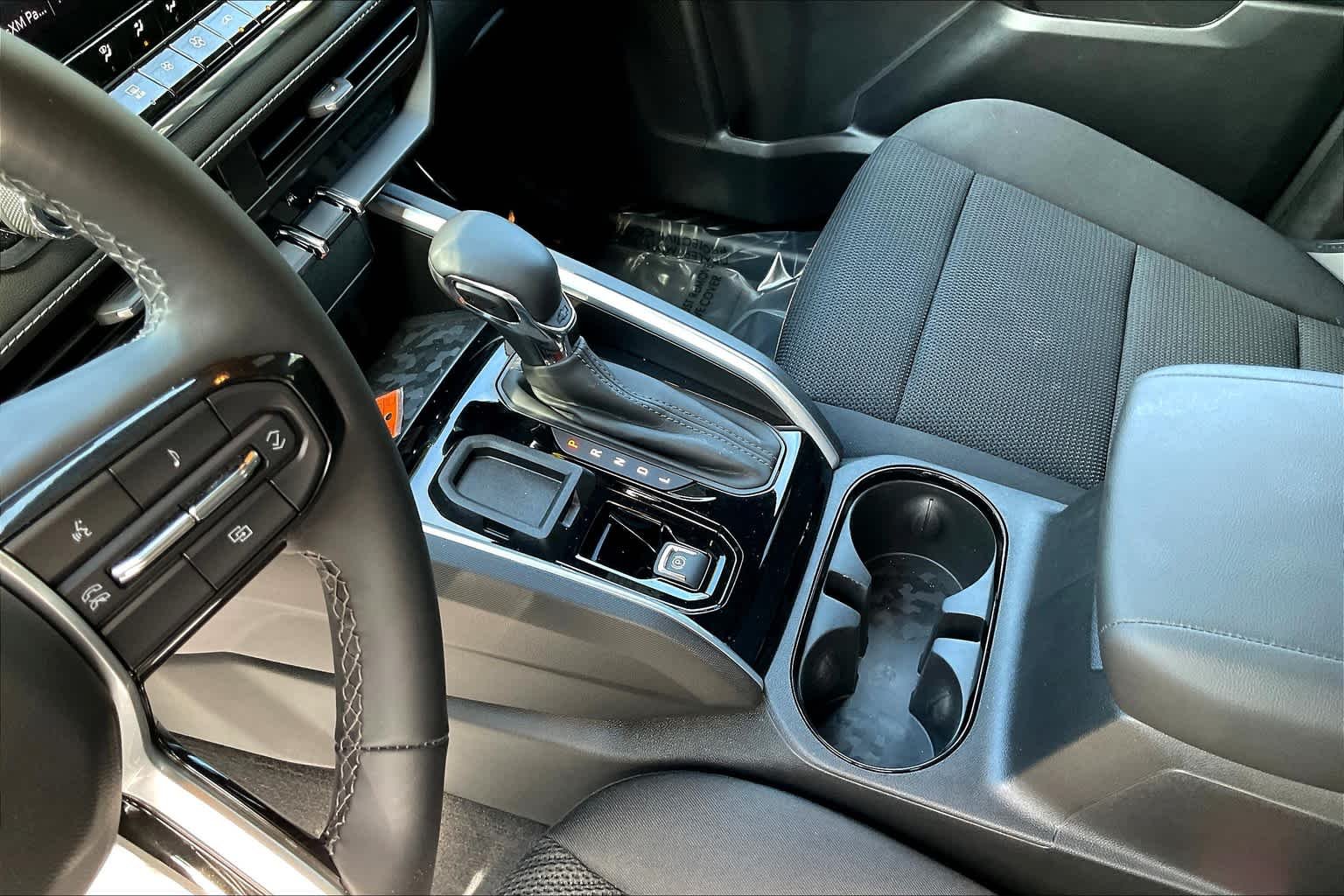 2024 Chevrolet Colorado LT - Photo 17