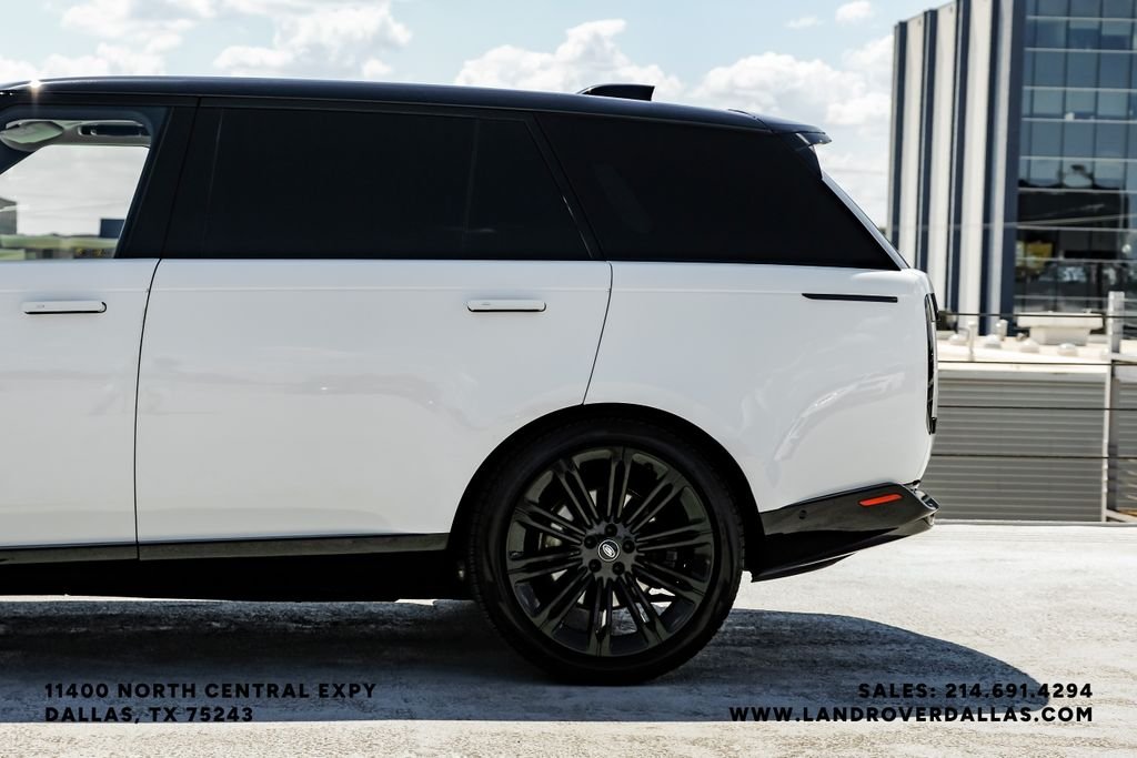 Used 2022 White Land Rover SE image 11