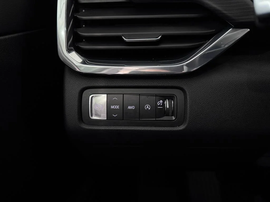 Used 2025 Sterling Metallic GMC Elevation image 25