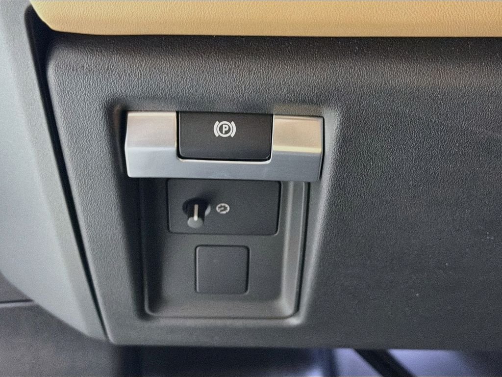 New 2026 Fuji White Land Rover X-Dynamic SE image 10