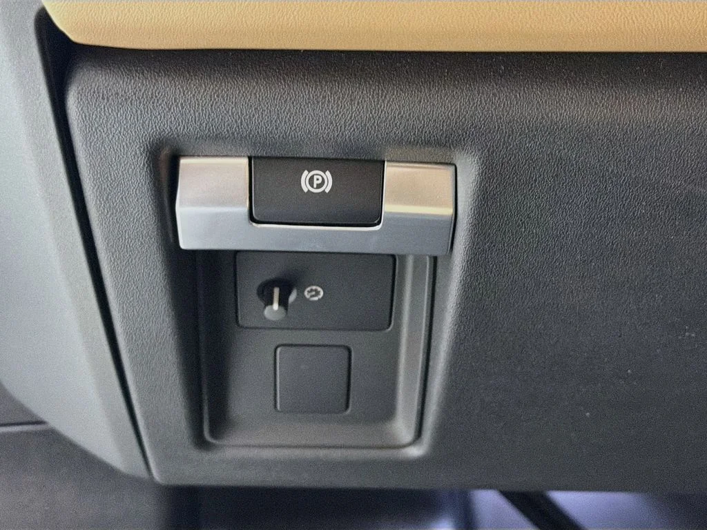 New 2026 Fuji White Land Rover X-Dynamic SE image 10