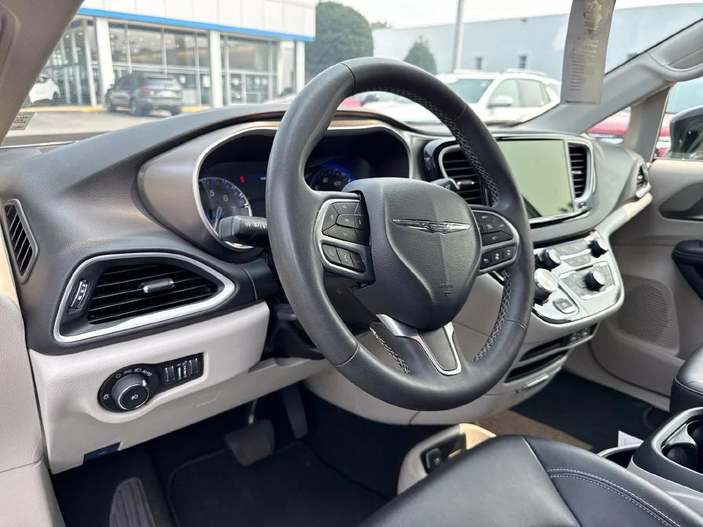 Used 2024 Silver Chrysler Touring L image 13