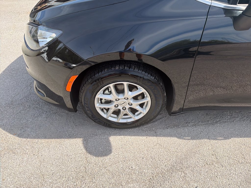 Used 2023 Black Chrysler LX image 10