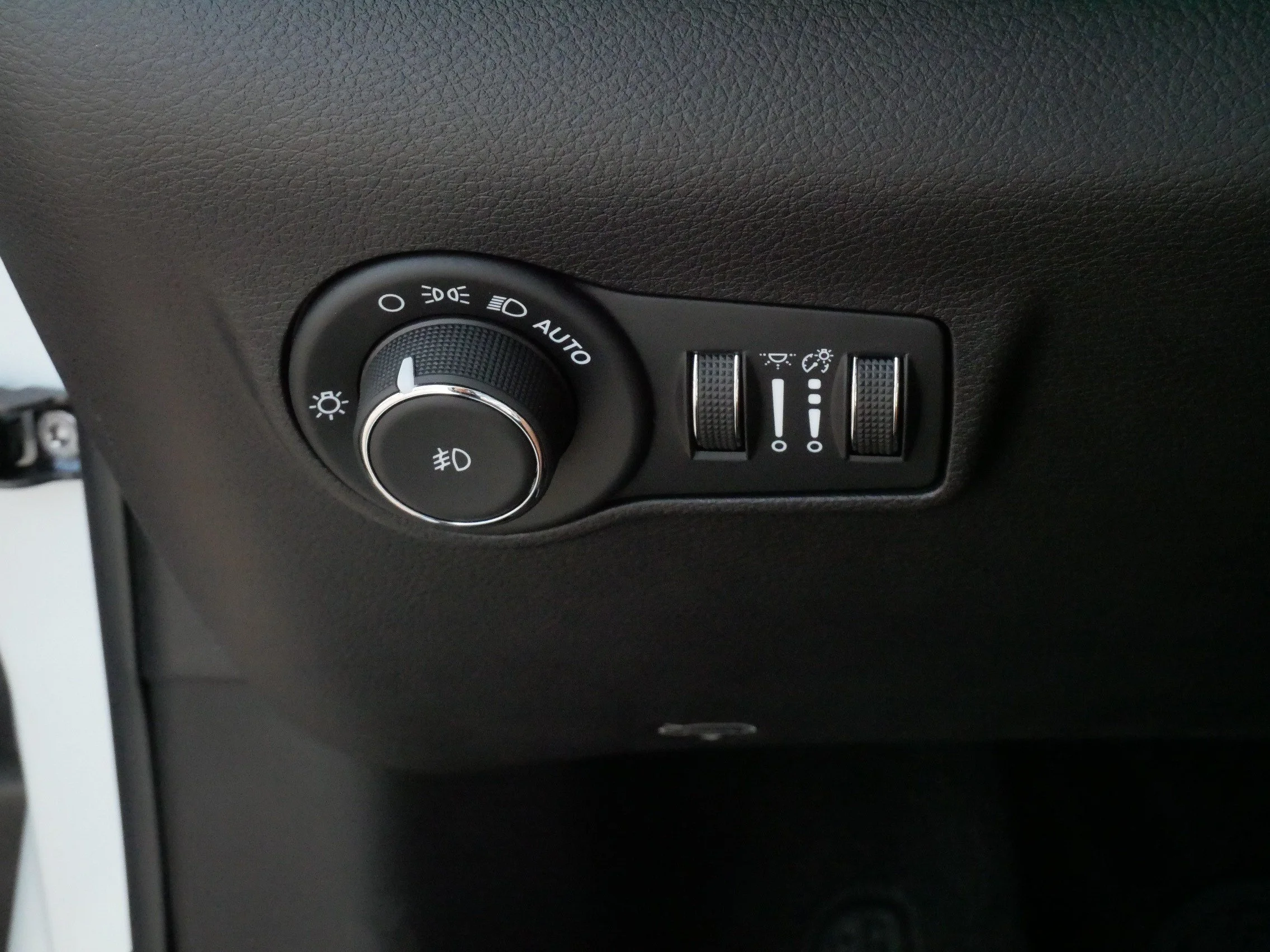 Used 2025 Bright White Clearcoat Jeep Trailhawk image 29
