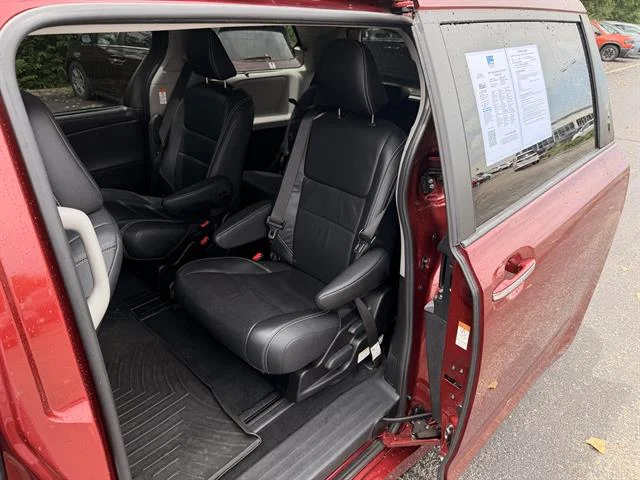 Used 2017 Salsa Red Pearl Toyota SE Premium 8-Passenger image 12