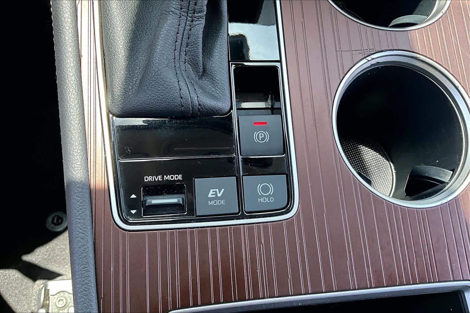 Used 2024 Wind Chill Pearl Toyota XLE image 32