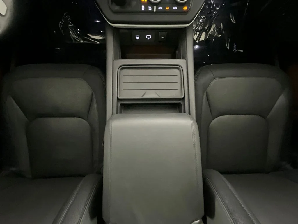 Used 2024 Gray Land Rover X-Dynamic SE image 14