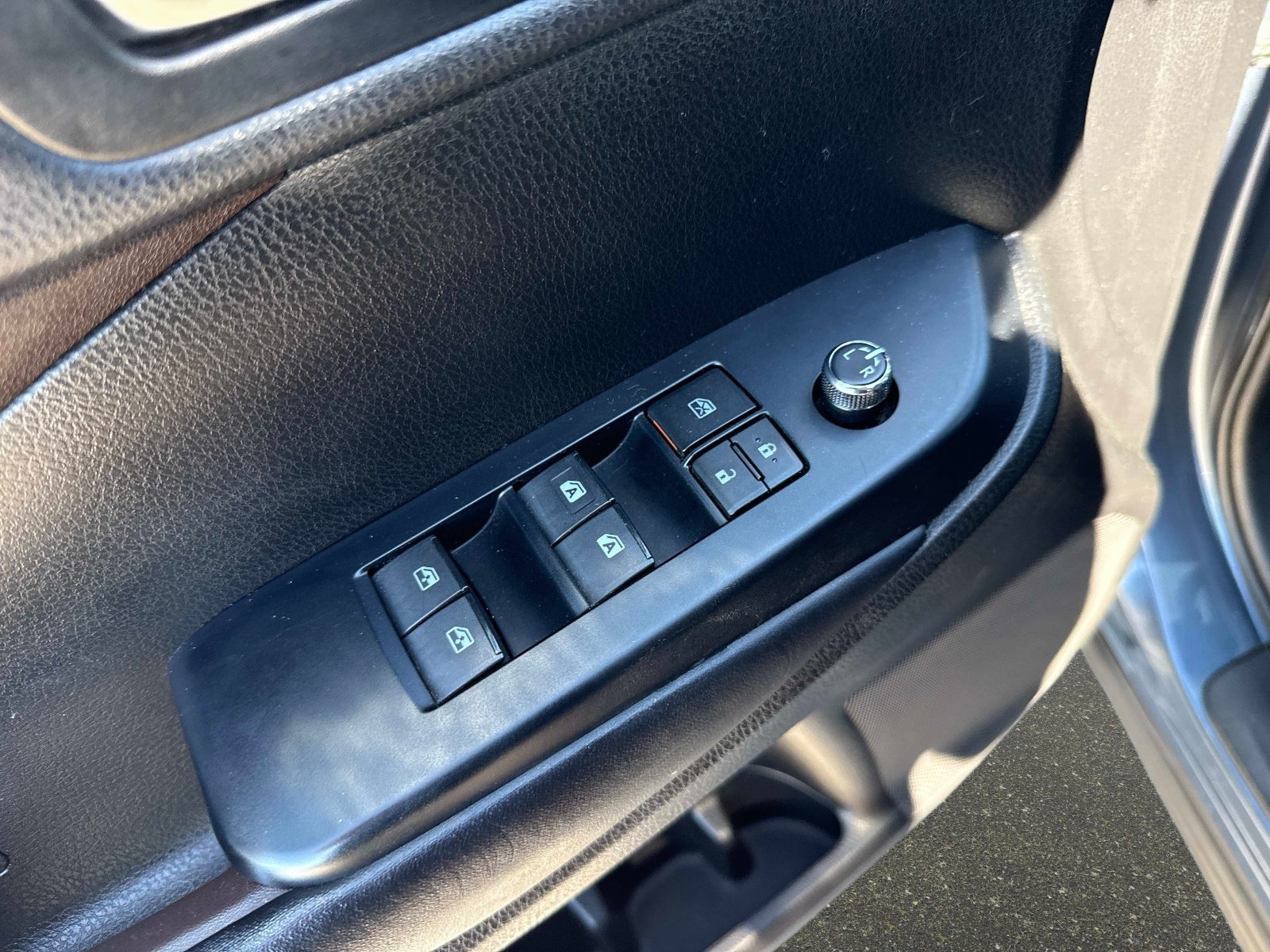 Used 2019 Shoreline Blue Pearl Toyota XLE image 17