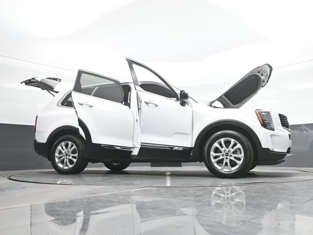 Used 2022 White Kia LX image 31