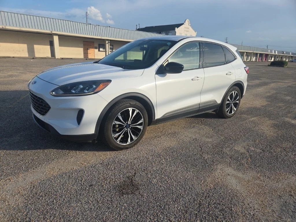 Used 2021 White Ford SE image 5