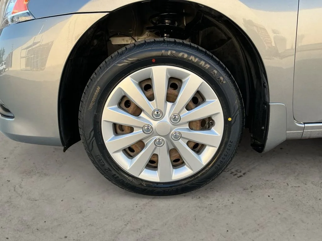 Used 2015 Gray Nissan SV image 9