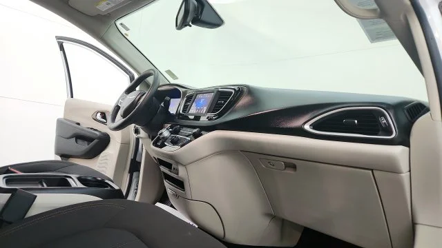Used 2018 White Chrysler Touring Plus image 22