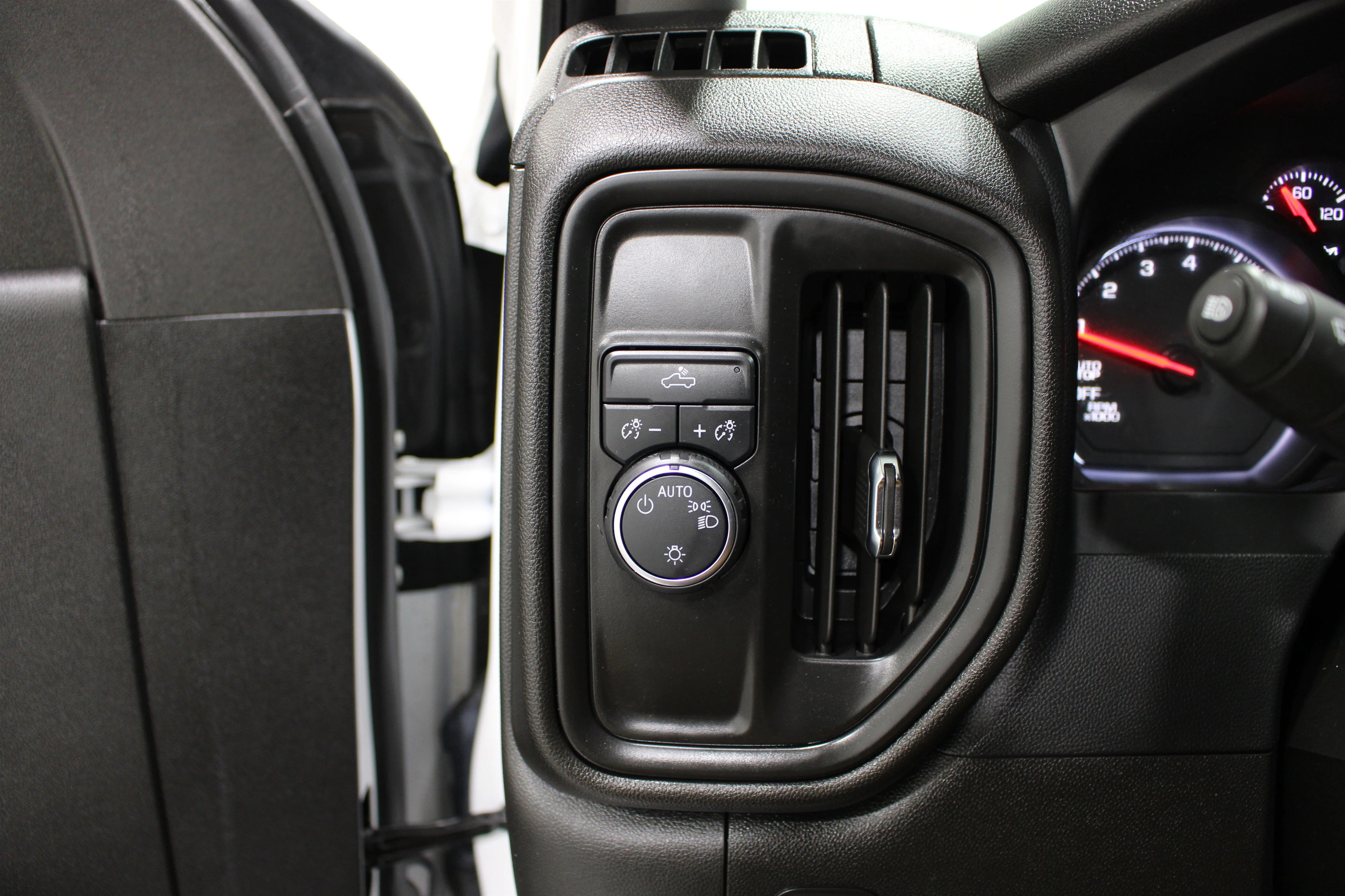 2024 Chevrolet Silverado 1500 Custom - Photo 9