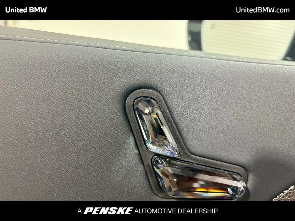 2025 BMW 7 Series 750e - Photo 13