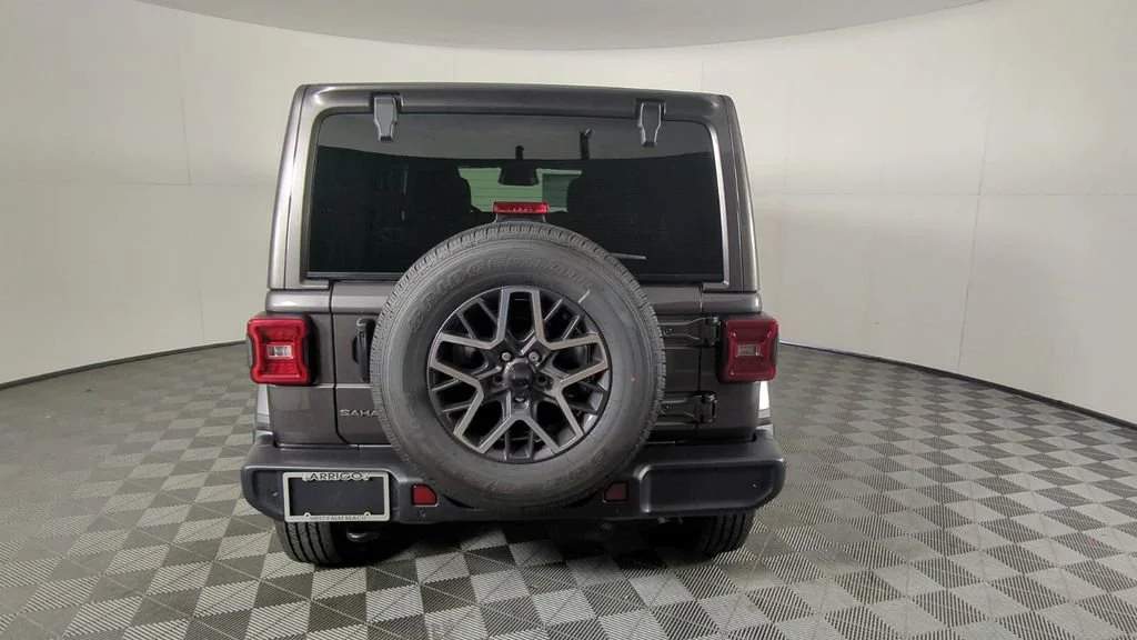 New 2026 Granite Crystal Metallic Clear-Coat Exterior Paint Jeep Sahara image 6