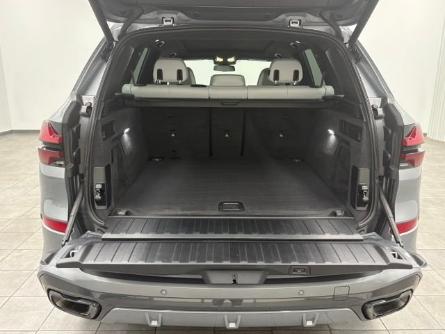 Used 2024 Gray BMW xDrive40i image 8