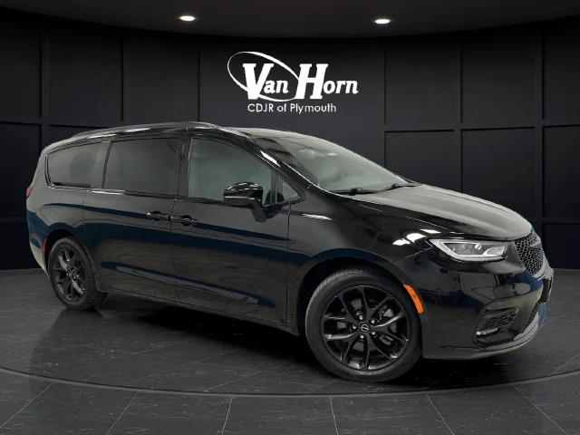 Used 2025 Diamond Black Chrysler Limited image 1