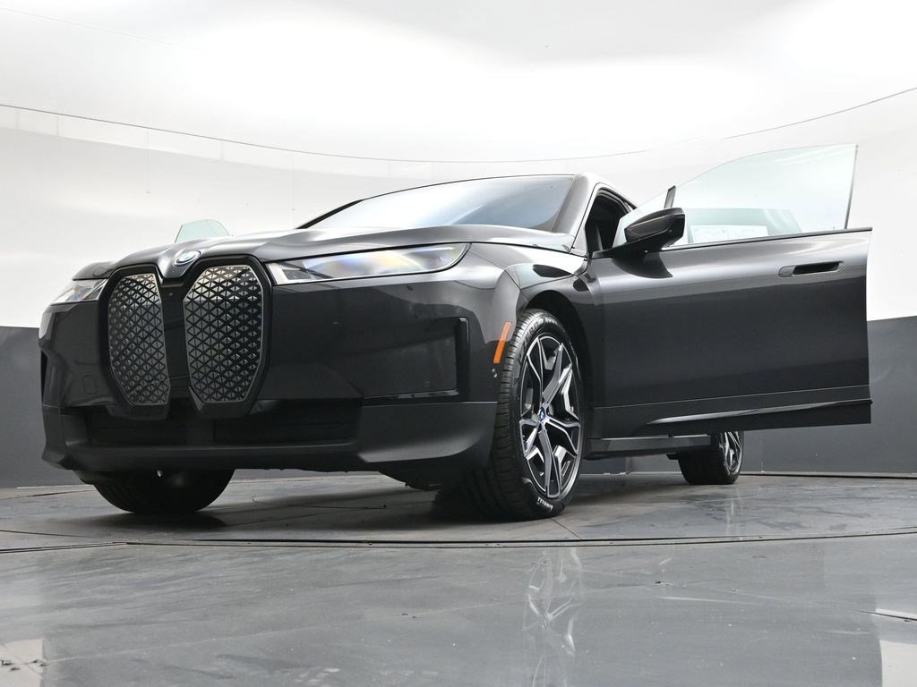 Used 2022 Gray BMW xDrive50 image 38