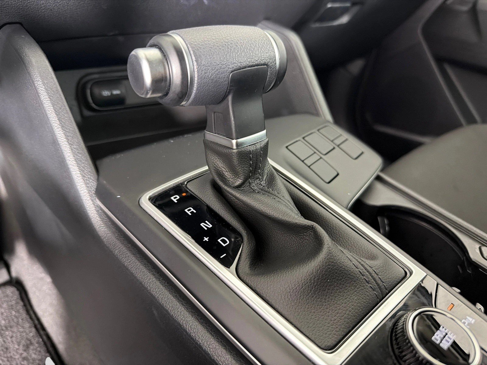 Used 2025 Snow White Pearl Kia LX image 30