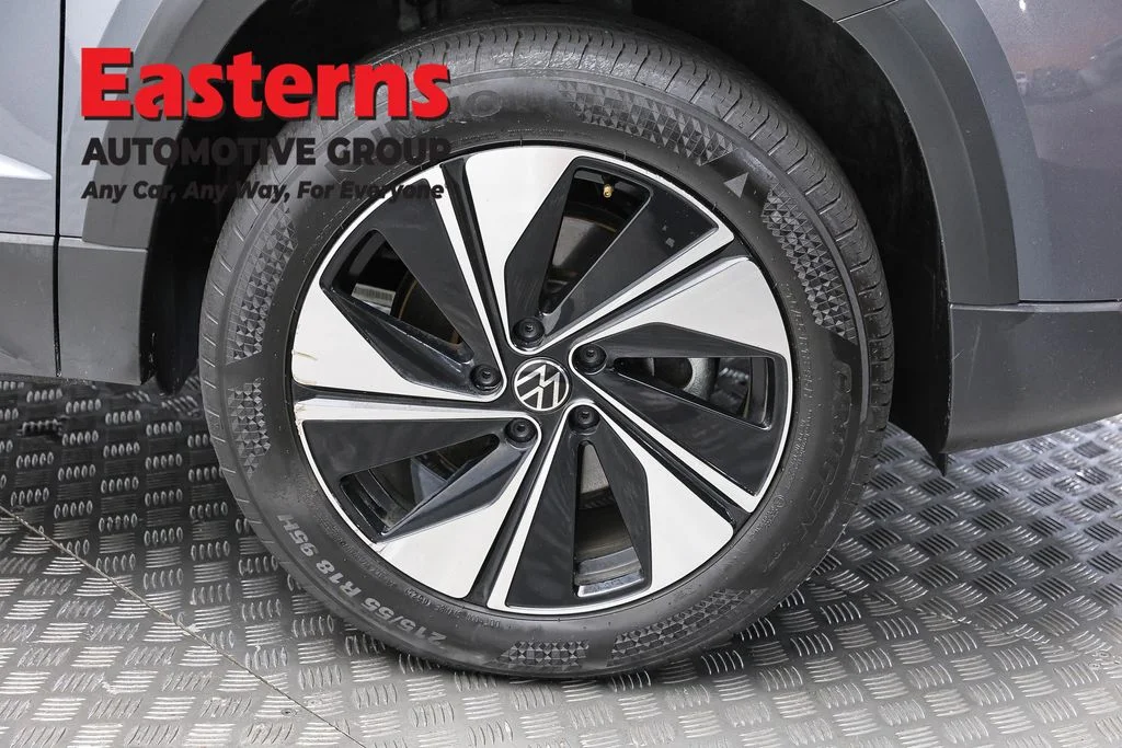 Used 2025 Gray Volkswagen 1.5T SE image 30