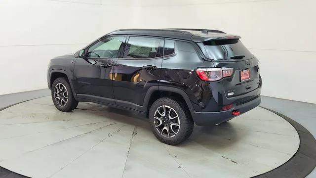 New 2026 Diamond Black Crystal Pearl-Coat Exterior Paint Jeep Trailhawk image 7