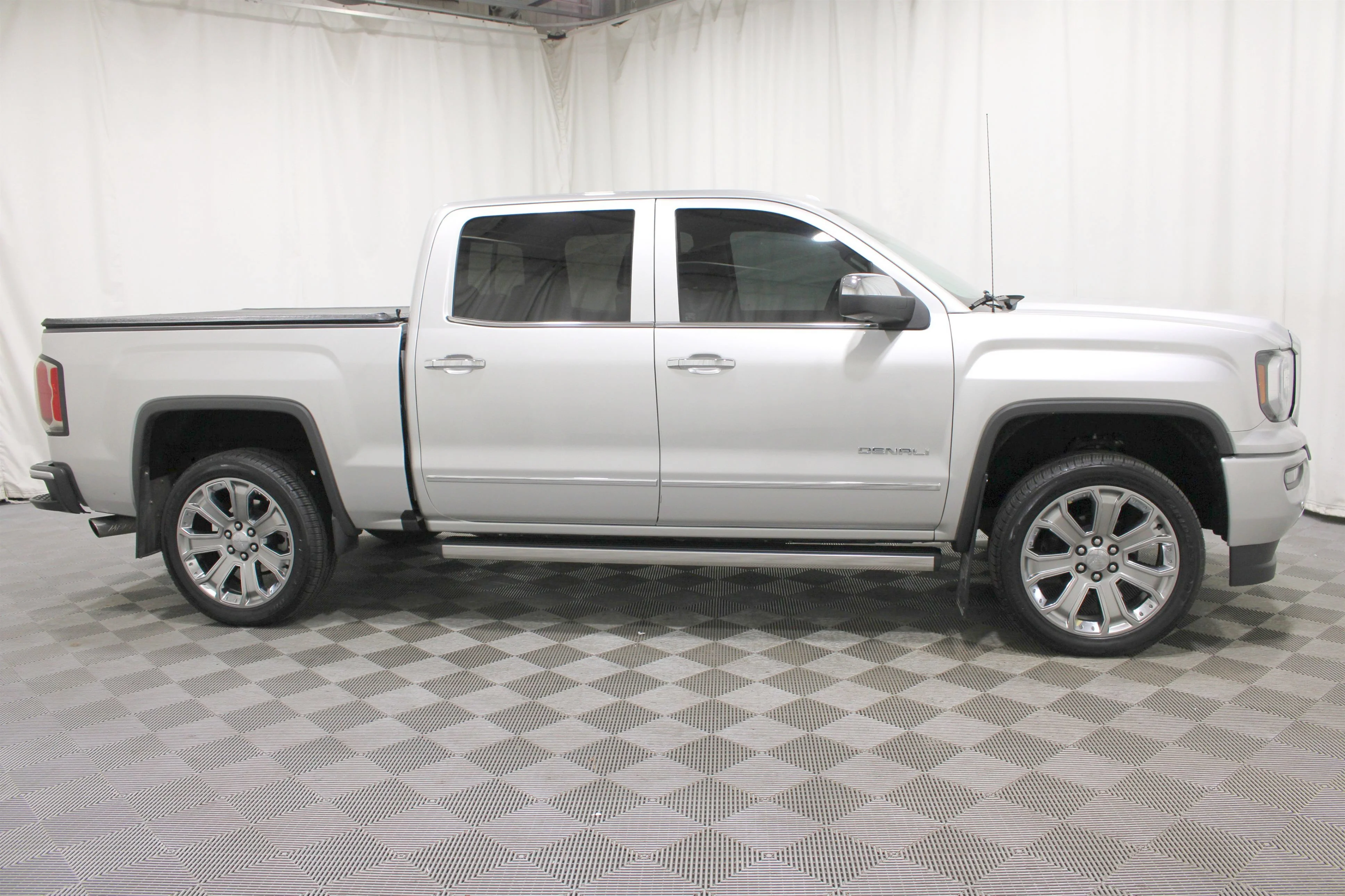 Used 2018 Quicksilver Metallic GMC Denali image 28