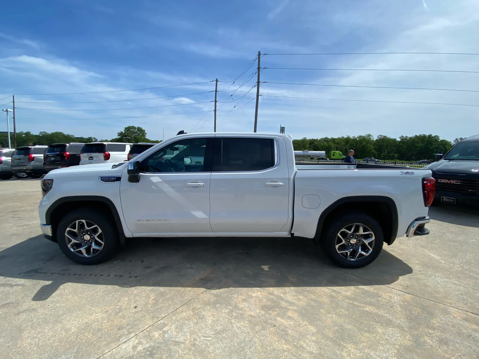 New 2026 Summit White GMC SLE image 5
