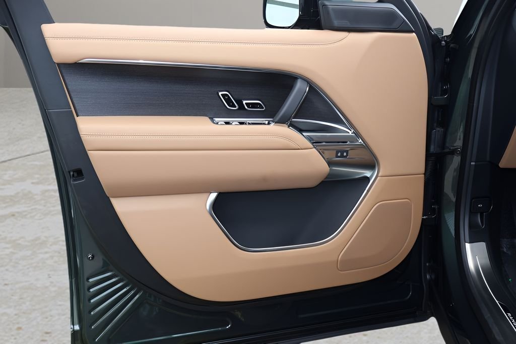 New 2026 Belgravia Green LAND ROVER SE image 9