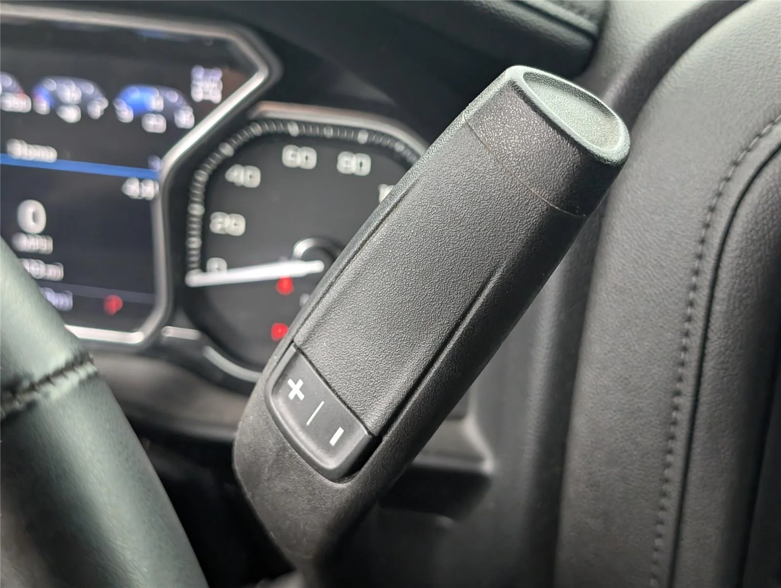 Used 2023 White Frost Tricoat GMC Denali image 28